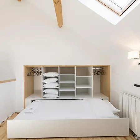 Lovelystay-modern Loft Center Apartment